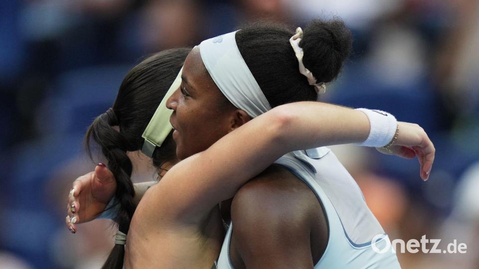 Coco Gauff (r) umarmt Eva Lys nach einem Match. (Archivbild) Bild: Andy Wong/AP/dpa