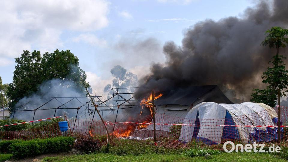 Bereits mehrfach steckten Angehörige verstorbener Ebola-Patienten Behandlungszelte in Brand, weil ihnen die Herausgabe der Leiche verweigert wurde. Bild: Dirole Lotsima Dieudonne/AP/dpa