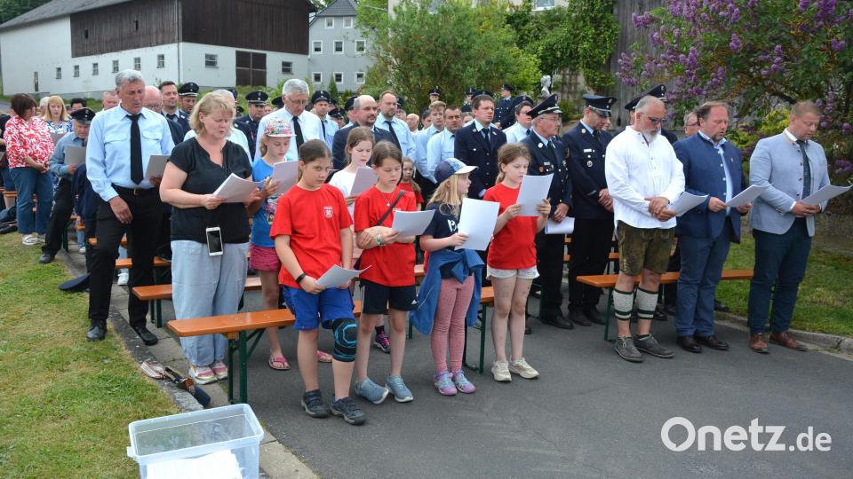 Bestens besucht war der Festgottesdienst am Pfingstsonntagabend in der Dorfmitte von Oberteich. Bild: jr