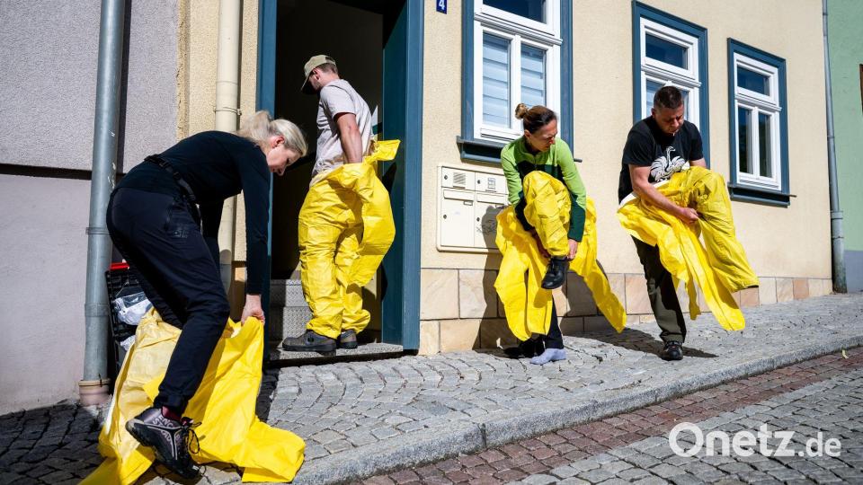 Tatortreiniger arbeiten in Ganzkörper-Schutzanzügen, mit Atemschutzmasken und Spezialhandschuhen, um sich vor Infektionen durch Krankheitserreger zu schützen. Bild: Jacob Schröter/dpa
