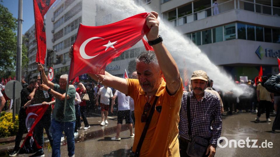 Die Polizei versucht, die Demonstranten zurückzudrängen. Bild: Erdem Sahin/AP/dpa