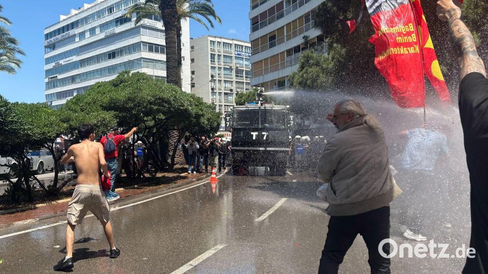 Die Polizei setzt Wasserwerfer gegen Demonstranten ein. Bild: Mirjam Schmitt/dpa