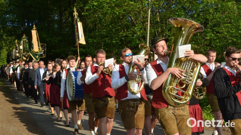 Viele Gäste und Fahnenabordnungen reihten sich beim Kirchenzug hinter der Blaskapelle ein. Bild: dob