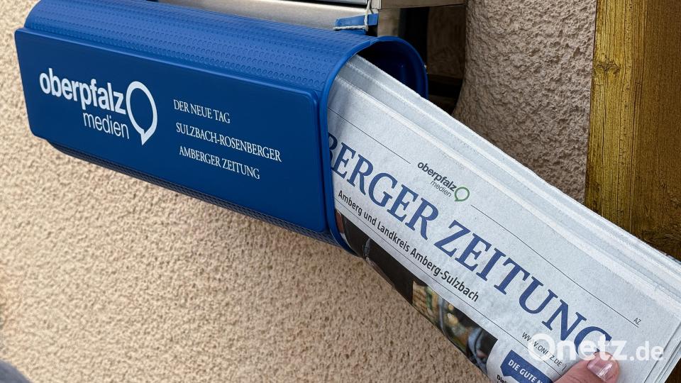 Die tägliche Zeitung soll zuverlässig im Briefkasten oder der Zeitungsrolle landen. „Für viele unserer Zusteller ist der Job nicht nur Beruf, sondern wirklich Berufung“, sind sich Fried Hussain und seine Kollegin Victoria Habermann, die Teamleiterin Vertrieb, einig. Bild: Stephan Huber