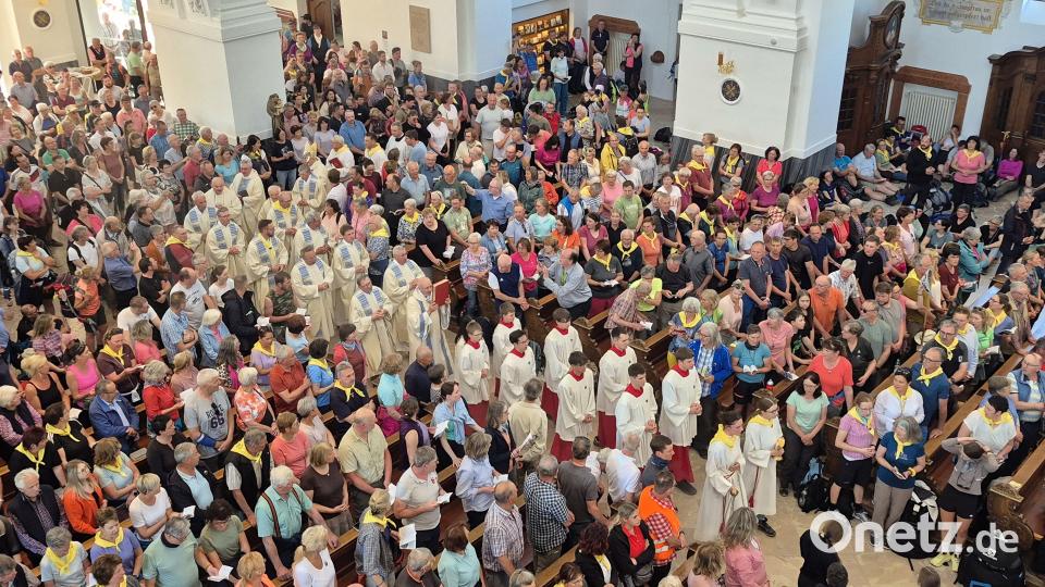 Seit vielen Jahren ist beim Einzug zum Festgottesdienst in die Basilika auch Pfarrer Alfons Kaufmann bei den kirchlichen Würdenträgern mit dabei, zusammen mit Bischof Rudolf Voderholzer sorgten diese auch heuer wieder für eine beeindruckende kirchliche Abschlussfeier der 197. Diözesanfusswallfahrt. Bild: bge