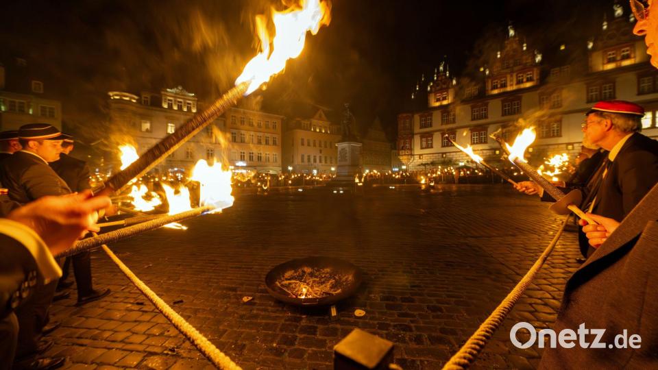 Männer stehen mit Fackeln rund um den Coburger Marktplatz. Bild: Pia Bayer/dpa
