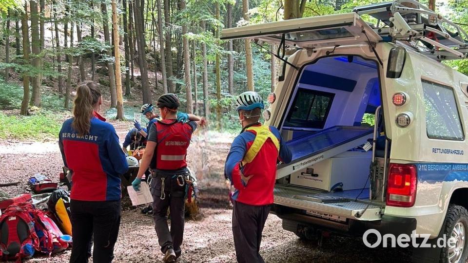 Bergretter bereiten den Transport mit einem Bergrettungsfahrzeug am Einstieg des Klettersteiges im Hirschbachtal vor, während der Patient ärztlich versorgt wird. Bild: Alexander Renner, Bergwacht Bayern