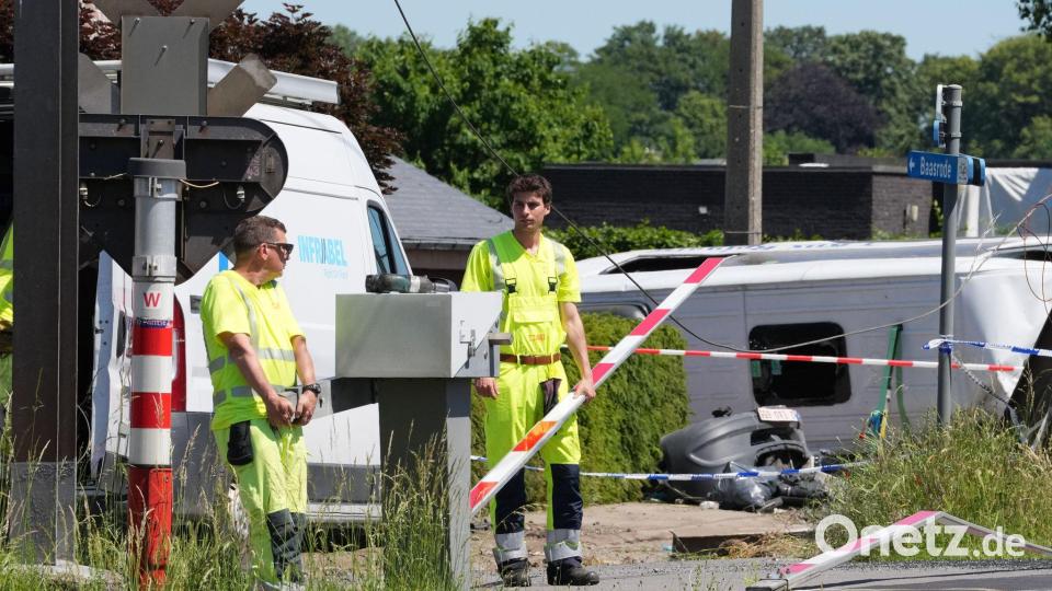 Angehörige werden vor Ort versorgt. Bild: Marius Burgelman/AP/dpa