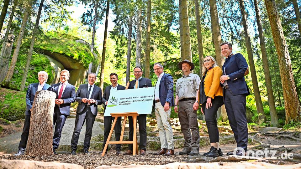 Feierstunde inmitten der Natur. Die Ausweisung des Felsenlabyrinths zum Nationalen Naturmonument feierten (von links) Regierungsvizepräsident Thomas Engel, Landtagsabgeordneter Rainer Ludwig, der Wunsiedler Landrat Peter Berek, Wunsiedels Bürgermeister Nicolas Lahovnik, Staatssekretär Martin Schöffel, Umweltminister Thorsten Glauber, Naturpark-Ranger Ronald Ledermüller sowie Naturpark-Geschäftsführerin Michaela Marth-Busch und der Hofer Landrat Oliver Bär. Bild: Florian Miedl