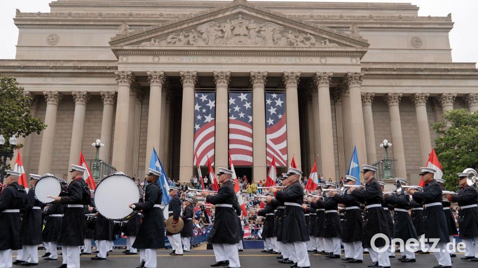 Teilnehmer einer Parade marschieren in der Nähe der National Mall. Bild: Jose Luis Magana/AP/dpa