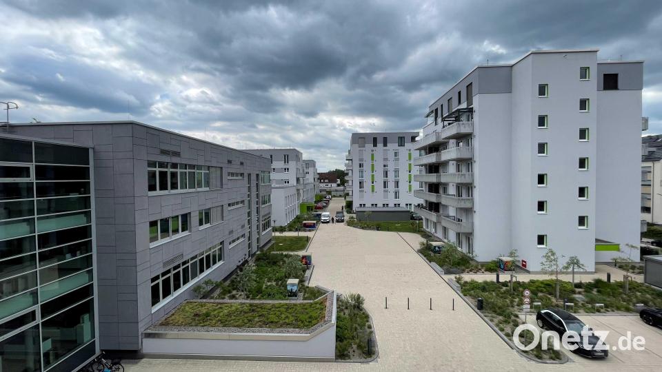 Im Jahr 2019 beginnen die Bauarbeiten für das Quartier „Neue Naabwiesen“. Wo früher die Zeitung gedruckt wurde, entsteht in zentraler Lage ein neues Stadtviertel – mit einer Mischung aus Wohnen und Arbeiten. Nach Verzögerungen durch die Corona-Pandemie werden die Objekte sukzessive seit Mitte 2023 bezogen. Bild: za