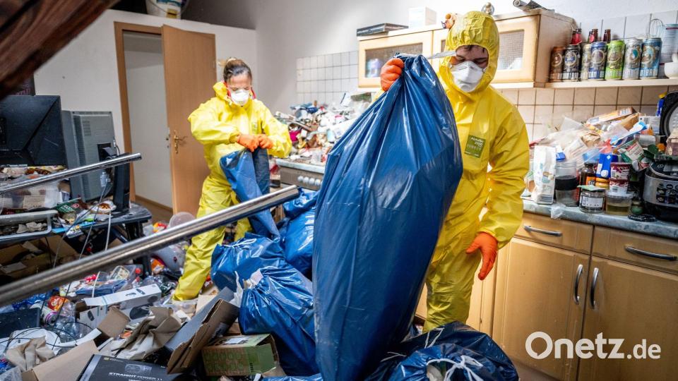 Unzählige Müllsäcke sind zu packen, bis die Wohnung geräumt ist. Bild: Jacob Schröter/dpa