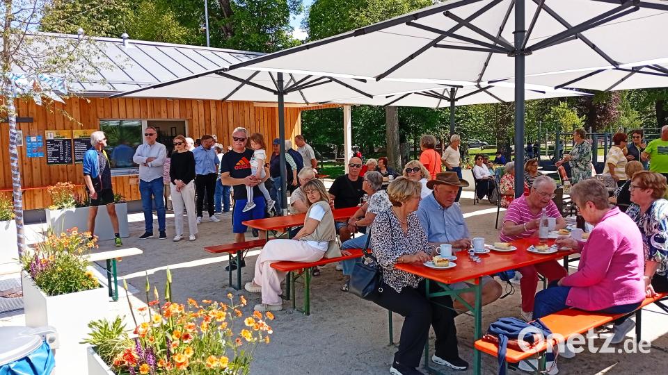 Zahlreiche Gäste und Besucher feierten die Eröffnung des Radlpoints mit. Bild: fpoz
