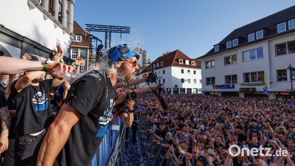 Der SC Paderborn feiert auch am Tag nach dem Aufstieg ausgelassen. Bild: Friso Gentsch/dpa