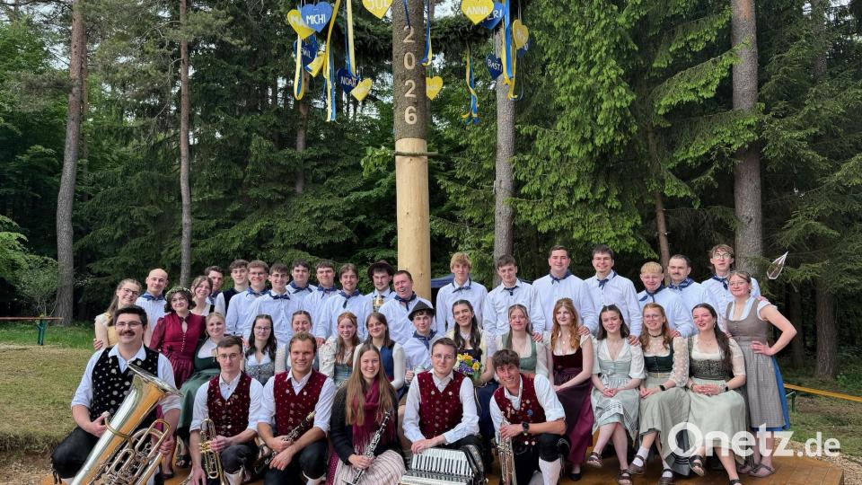 Die Fürnrieder-Kirwaleit mit den Musikanten von „In oiner Dur“ Bild: Jochen Kellner-Bodendörfer