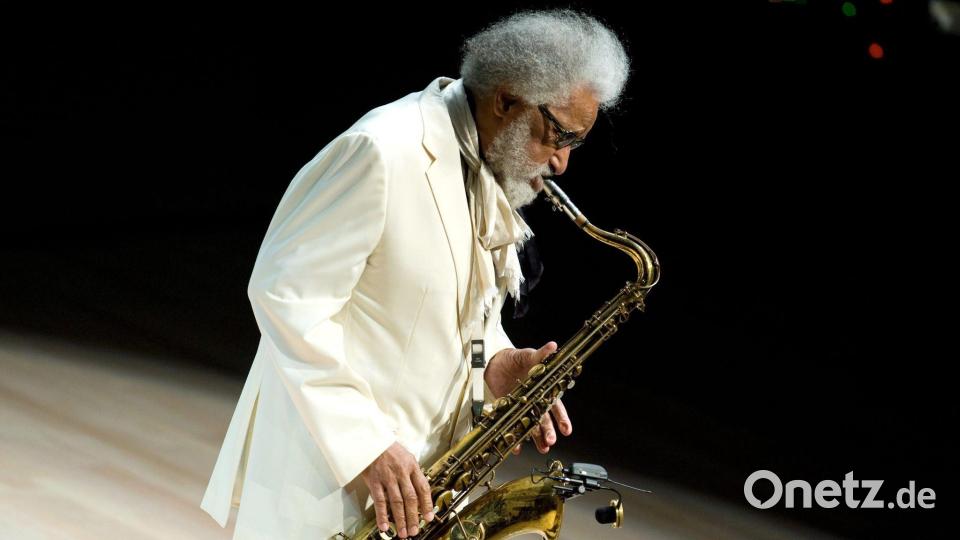Der Jazz-Saxofonist Sonny Rollins ist im Alter von 95 Jahren gestorben. (Archivbild) Bild: Peter Kollanyi/MTI/dpa