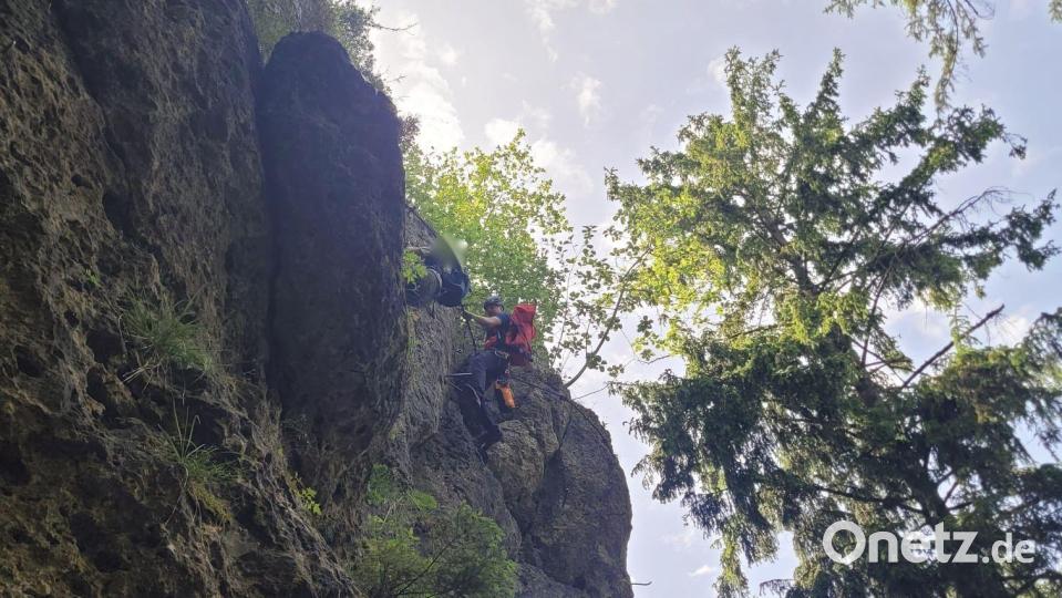 Bergretter im dritten Teil des Höhenglückssteiges im Hirschbachtal bei der
Rettung eines entkräfteten Patienten. Bild: Alexander Renner, Bergwacht Bayern