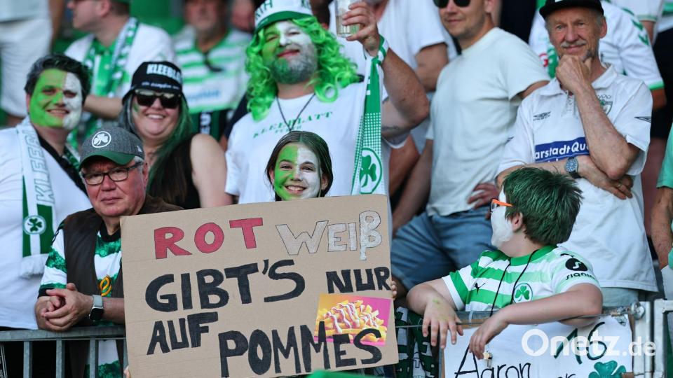 Fürther Fans erlauben sich einen Witz auf Kosten der Gäste. Bild: Daniel Karmann/dpa