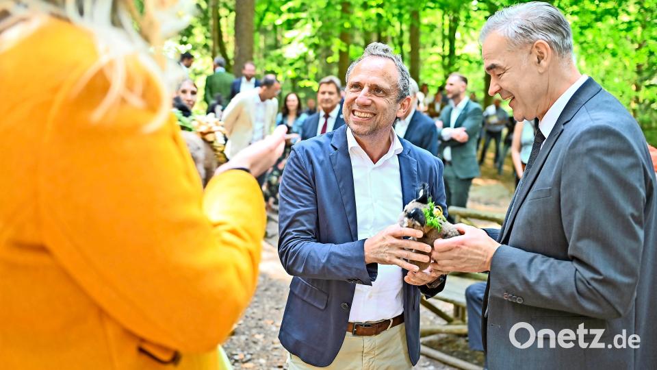 Der Umweltminister wurde "geluchst": Thorsten Glauber bekam einen Plüschluchs als Andenken. Bild: Florian Miedl