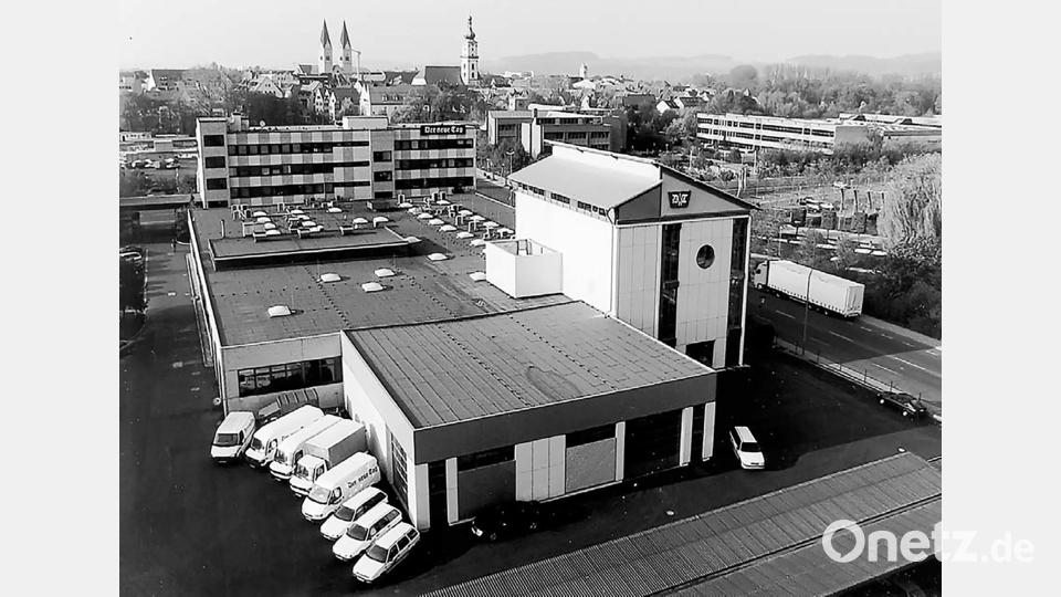 Eine neue Offset-Rotationsmaschine in einem neuen markanten Glasbau nimmt 1996 ihren Betrieb auf. Sie erlaubt erstmals Farbdruck in der Zeitung. Im gleichen Jahr startet der Internetdienst Oberpfalznetz (heute Onetz). In den 1990er-Jahren beteiligt sich der Verlag am Fernsehsender OTV und an Radio Ramasuri. Bild: NT-Archiv