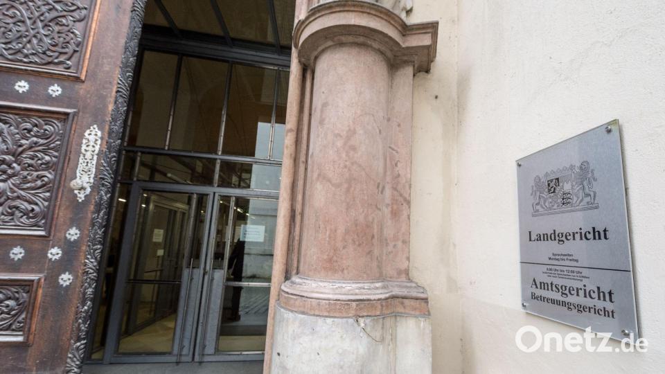 Vor dem Landgericht Passau sind die Plädoyers im Verfahren gegen einen Mann gehalten worden, der seine Frau und seine Tochter angefahren hat. (Symbolbild) Bild: Armin Weigel/dpa