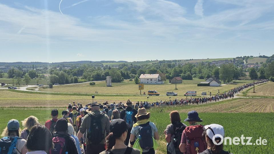 Während von Regensburg aus rund 2500 Pilger gezählt wurden, waren es beim Einmarsch in Frontenhausen – auch bekannt als Niederkaltenkirchen mit dem Eberhofer-Kreisel links im Bild – weit über 4000. Pilgerführer Bernhard Meiler bestätigte schließlich 5500 einziehende Fußwallfahrer auf dem Kapellplatz in Altötting. Bild: bge