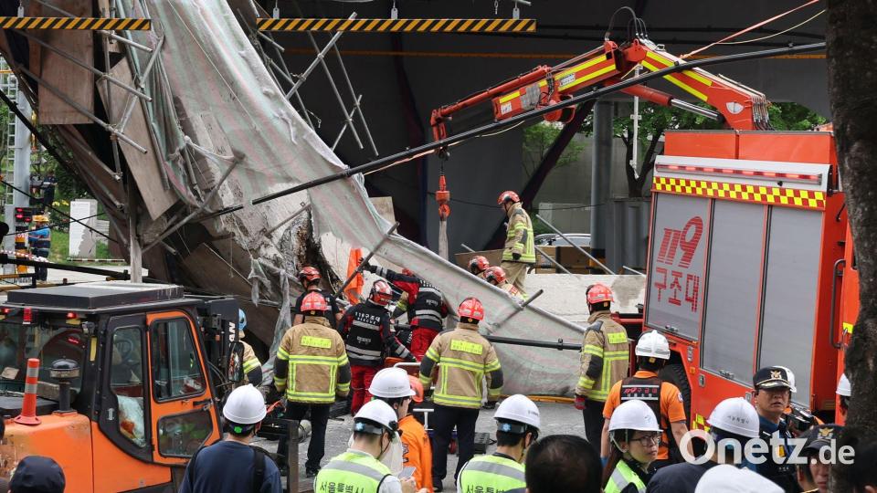Drei Personen sind bei dem Einsturz verletzt worden. Bild: Lee Ji-eun/YONHAP/AP/dpa