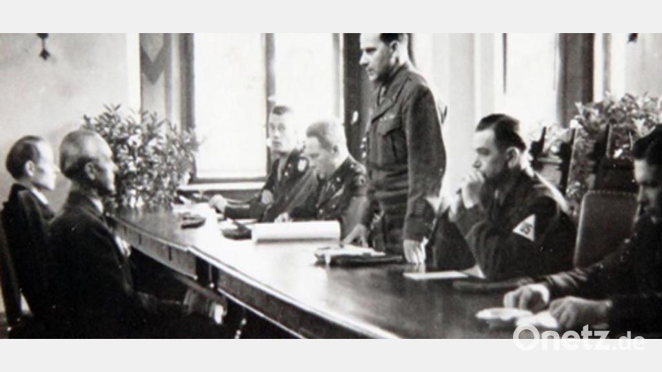 Die Geburtsstunde der Zeitung „Der neue Tag“: Die US-Militärregierung erteilt Victor von Gostomski und Anton Döhler die Lizenz zur Herausgabe einer Tageszeitung. Bild: NT-Archiv