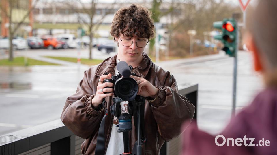 Kameras und Smartphones sind die ständigen Begleiter der Medienproduktion. Bild: Marina Gube