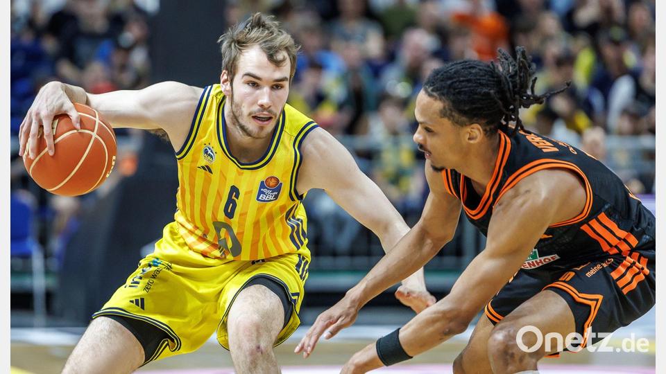 Nationalspieler Malte Delow (l) im Duell mit Vechtas Alonzo Verge. Bild: Andreas Gora/dpa