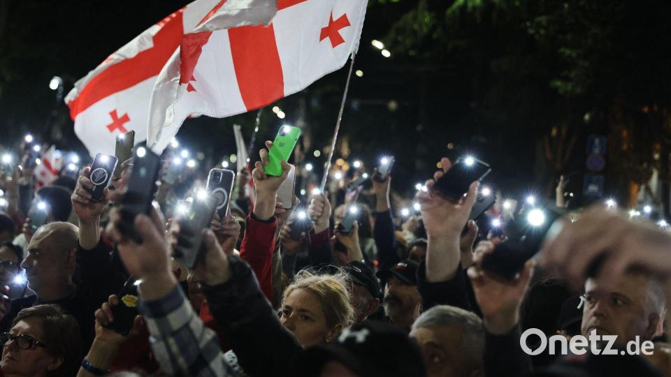 Demonstranten mit einer georgischen Nationalfahne nehmen an einer Kundgebung der Opposition anlässlich des Unabhängigkeitstages in Tiflis teil. Bild: Zurab Tsertsvadze/AP/dpa