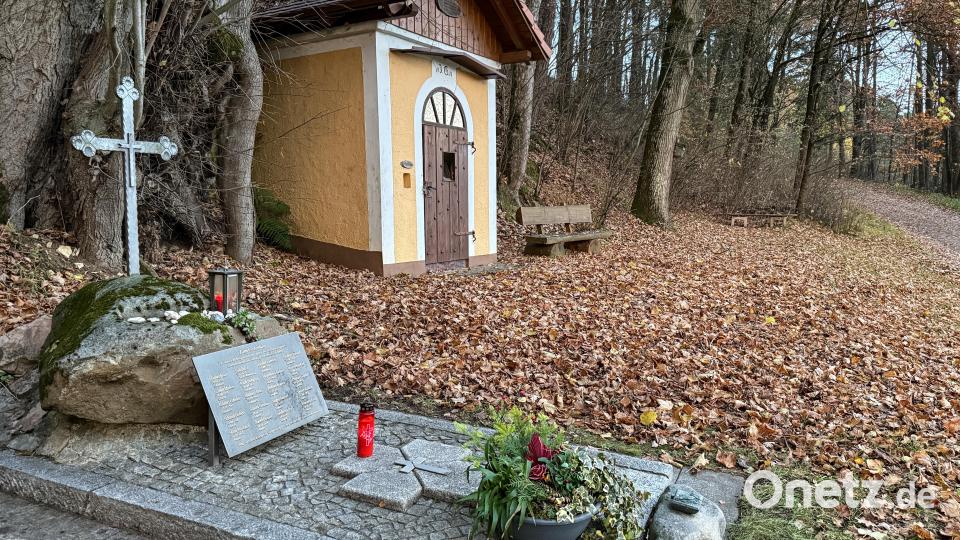 In Unterweißenbach befindet sich ein Gedenkstein, der an die 20 Oberpfälzer erinnert, die bei der Seilbahnkatastrophe am Kitzsteinhorn am 11. November 2000 ums Leben gekommen sind. Archivbild: Petra Hartl