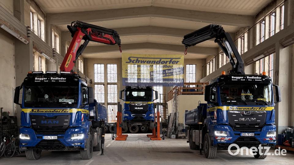 Blick in die Fahrzeughalle: Der Fuhrpark der "Schwandorfer Transport und Erdbau GmbH" besteht aus 28 Fahrzeugen mit Kipper- und Kranvorrichtungen. Bild: Hirsch