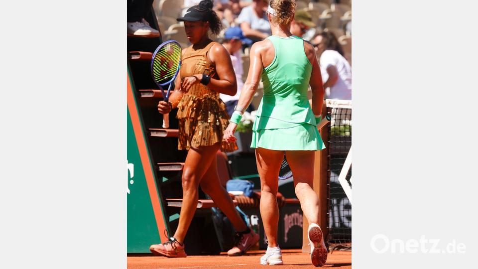 Laura Siegemund (hinten) und Naomi Osaka während des Matches bei einem Seitenwechsel Bild: Frank Molter/dpa