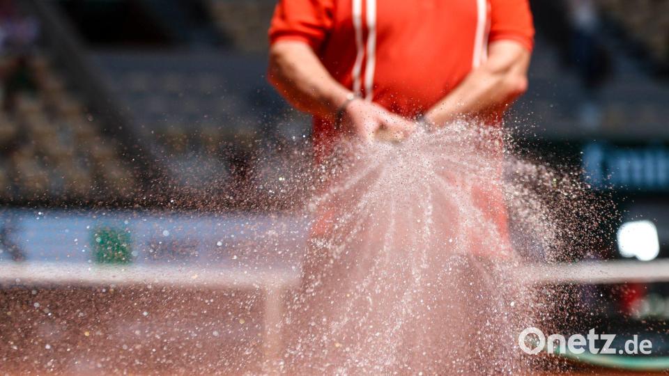 Die Plätze in Roland Garros müssen bei der Hitze oft bewässert werden. Bild: Frank Molter/dpa