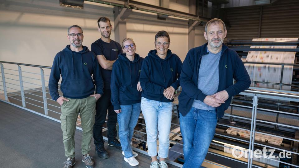 Von Links: Peter Weidl (Leitung Medienproduktion), Michael Reil (Teamleiter Rotation), Carina Klose (Referentin Produktionsleitung), Nicola Schiffer (Leitung Druckzent-
rum), Horst Naber (Leiter Weiterverarbeitung). Bild: Sara Neidhardt