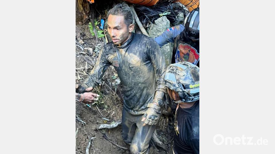 Einer der Retter während seines Einsatzes. Bild: Uncredited/Metta Tham Rescue Kalasin/AP/dpa