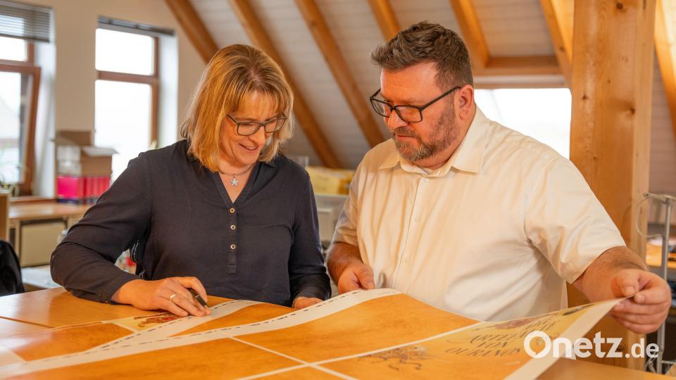 Martina Mairshofer im Austausch mit skala-Betriebsleiter Michael Basting. Bild: Sebastian Scherm/Kompane