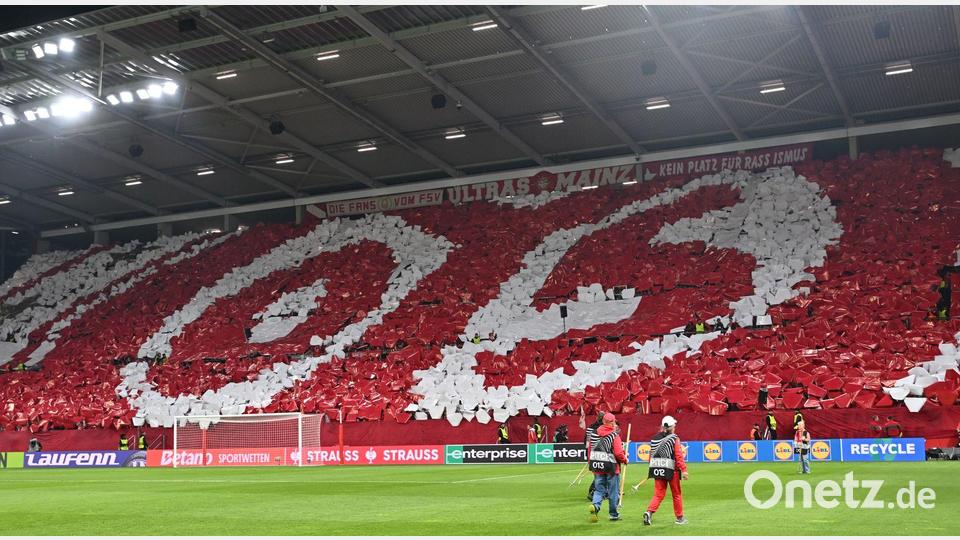 Die Mainzer Fans mit einer Choreografie beim Conference-Viertelfinale. (Archivbild) Bild: Torsten Silz/dpa