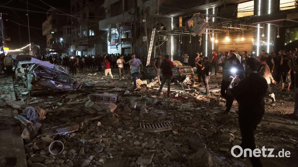 Palästinenser inspizieren den Ort eines israelischen Luftangriffs in Gaza. Bild: Jehad Alshrafi/AP/dpa
