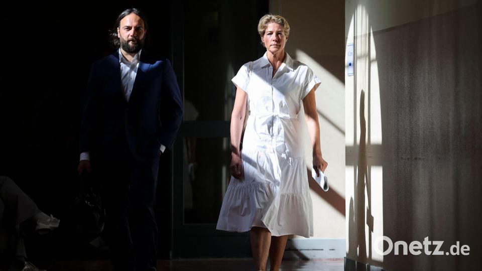 Christina Block und ihr Anwalt Ingo Bott auf dem Weg ins Gericht. Bild: Christian Charisius/dpa