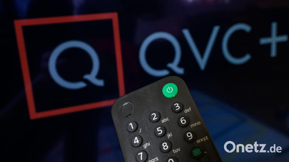 Der Teleshopping-Sender QVC ist auf einem Fernseher zu sehen. Der Anbieter streitet sich seit Jahren mit der Landesmedienanstalt in Nordrhein-Westfalen um eine bessere Sichtbarkeit – und verlor jetzt erneut vor Gericht. (Illustration) Bild: Hendrik Schmidt/dpa