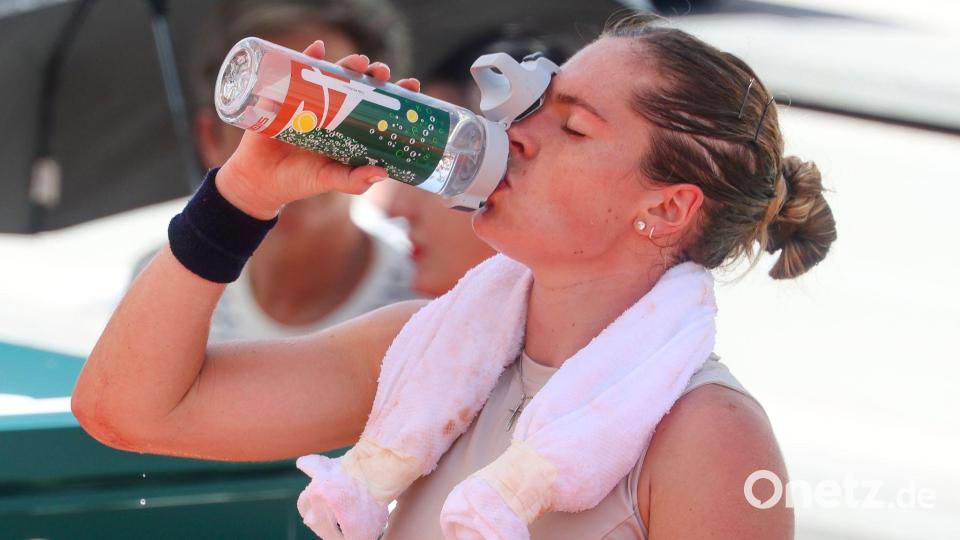 Viel trinken und Eisbeutel - viel mehr können die Spieler und Spielerinnen nicht machen. Bild: Frank Molter/dpa