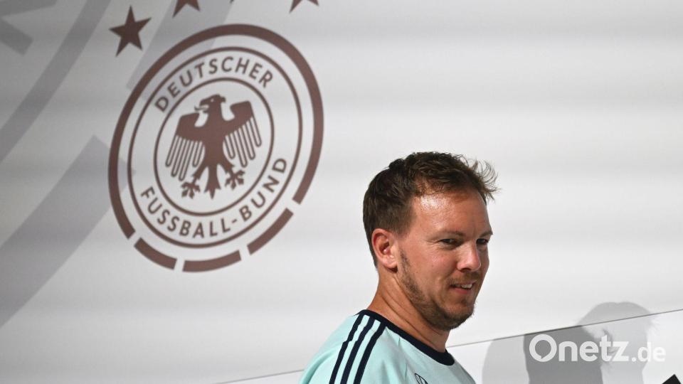 Bundestrainer Nagelsmann betritt die Bühne bei der Pressekonferenz. Bild: Federico Gambarini/dpa