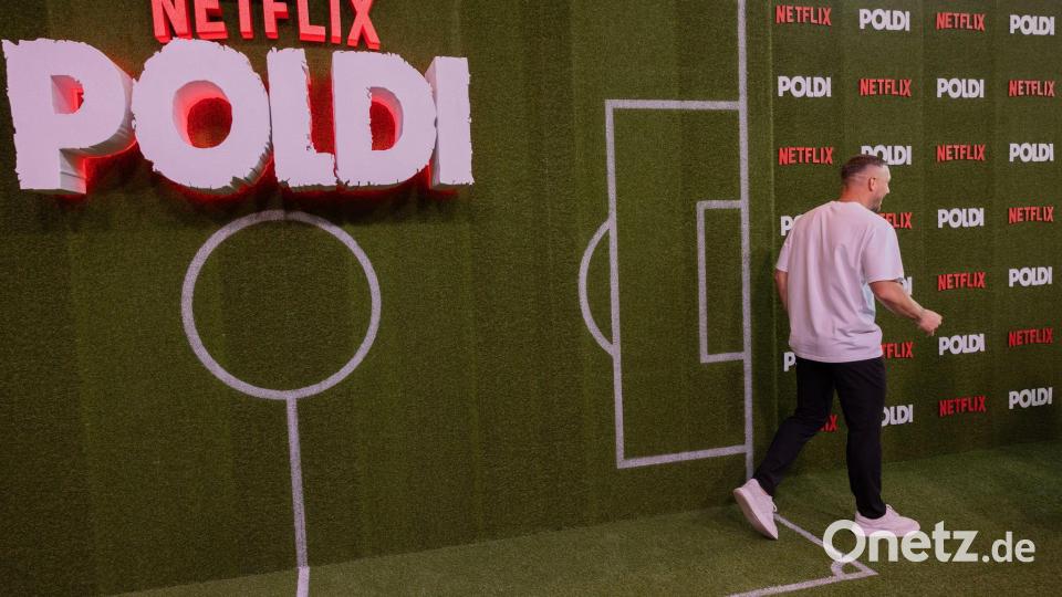 Lukas Podolski verlässt den grünen Rasen - aber für wie lange? Bild: Rolf Vennenbernd/dpa