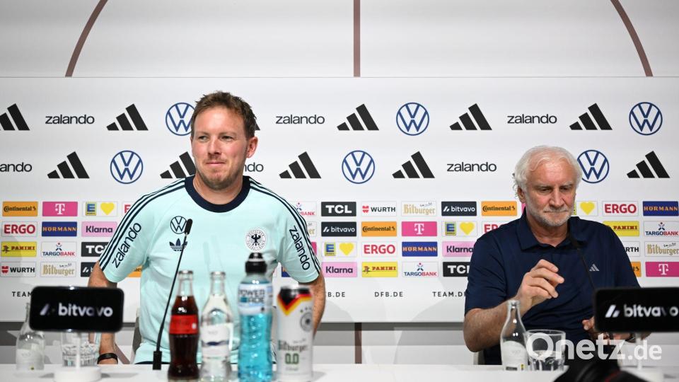 Bundestrainer Nagelsmann (l.) und Rudi Völler (r.) sitzen bei der DFB-Pressekonferenz auf dem Podium. Bild: Federico Gambarini/dpa
