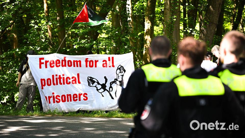 Unterstützer von Daniela Klette protestieren in der Nähe des Gerichtssaals. Bild: Sina Schuldt/dpa