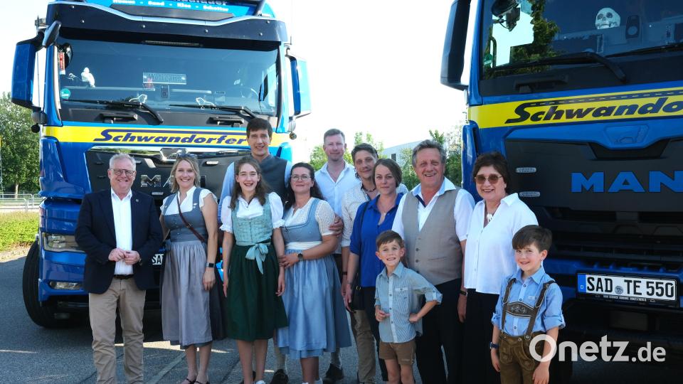 Oberbürgermeister Andreas Feller (links) gratulierte der Familie Beer zum 20-jährigen Bestehen der "Schwandorfer Transport und Erdbau GmbH." Der Fortbestand des Unternehmens ist gesichert. Bild: Hirsch