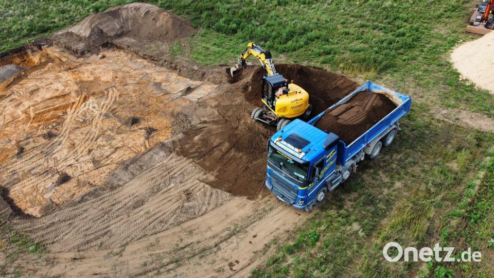 Mit ihren Fahrzeugen leistet die Schwandorfer Transport und Erdbau GmbH die Vorarbeiten für die Hoch- und Tiefbaufirmen. Bild: Hirsch