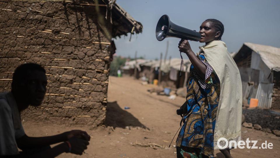 Machozi Naumi macht in einem Lager auf dem Gelände des ISP (Institut Supérieur Pédagogique) der Stadt Bunia, in dem Binnenvertriebene leben, auf Ebola aufmerksam. Bild: Moses Sawasawa/AP/dpa